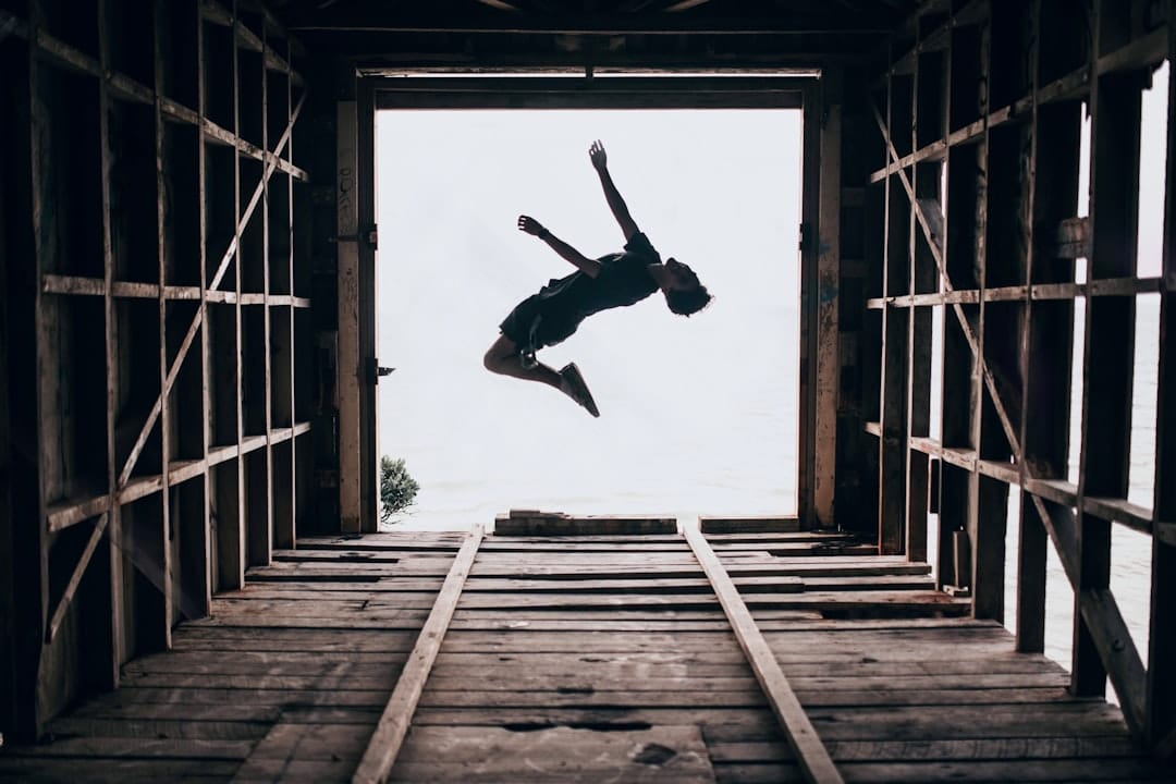 découvrez l'univers fascinant du parkour, un art du déplacement qui combine agilité, force et créativité. apprenez les bases, les techniques avancées et comment dépasser vos limites tout en vous amusant.